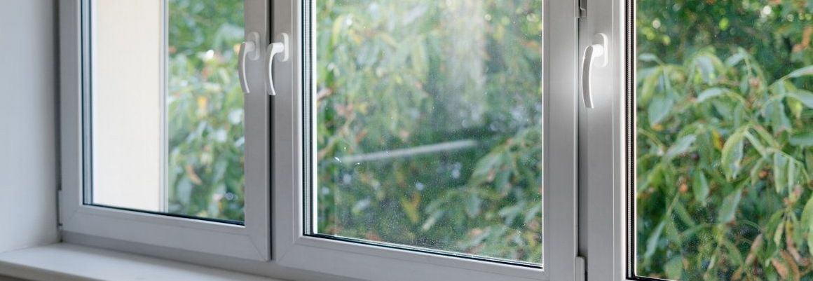Weißer Fensterrahmen mit modernen Aluminiumprofilen